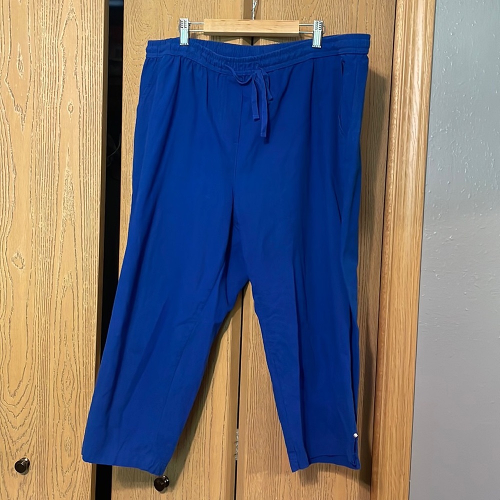 Royal blue capris with elastic waistband. Cathy Daniels size XL